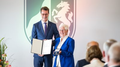 Ministerpräsident Hendrik Wüst verleiht den Verdienstorden des Landes Nordrhein-Westfalen an zehn Bürgerinnen und Bürger