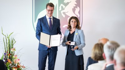 Ministerpräsident Hendrik Wüst verleiht den Verdienstorden des Landes Nordrhein-Westfalen an zehn Bürgerinnen und Bürger