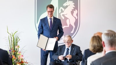 Ministerpräsident Hendrik Wüst verleiht den Verdienstorden des Landes Nordrhein-Westfalen an zehn Bürgerinnen und Bürger