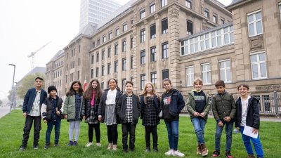 Ministerpräsident Hendrik Wüst lädt Schülerinnen und Schüler des Grundschulzentrums Sonnenstraße in die Staatskanzlei ein