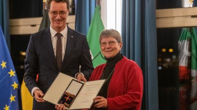 Bundesverdienstorden an Erika Zeising aus Bielefeld 