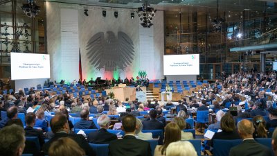 Ministerpräsident Armin Laschet verleiht den Staatspreis 2019 an Prof. Klaus Töpfer