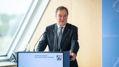 Ministerpräsident Armin Laschet verleiht den Landesverdienstorden an zehn Bürgerinnen und Bürger