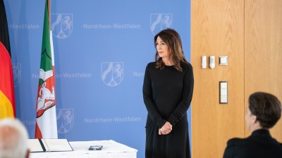 Ministerpräsident Armin Laschet verleiht den Landesverdienstorden an zehn Bürgerinnen und Bürger