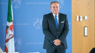 Ministerpräsident Armin Laschet verleiht den Landesverdienstorden an zehn Bürgerinnen und Bürger