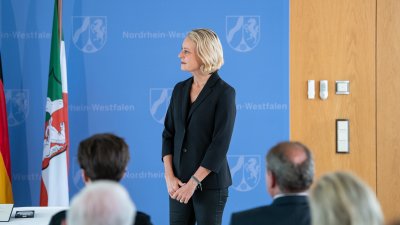 Ministerpräsident Armin Laschet verleiht den Landesverdienstorden an zehn Bürgerinnen und Bürger