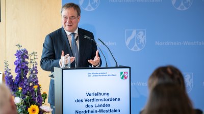 Ministerpräsident Armin Laschet verleiht den Landesverdienstorden an zehn Bürgerinnen und Bürger