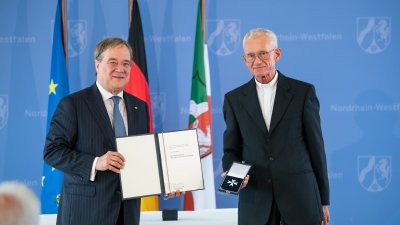 Ministerpräsident Armin Laschet verleiht den Landesverdienstorden an zehn Bürgerinnen und Bürger