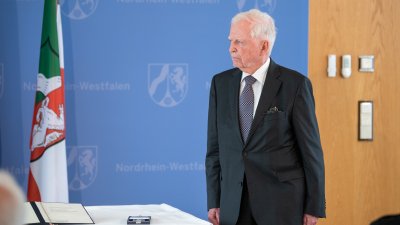 Ministerpräsident Armin Laschet verleiht den Landesverdienstorden an zehn Bürgerinnen und Bürger