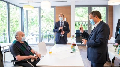 Verabschiedung eines italienischen COVID-19-Patienten anlässlich seiner Rückverlegung von Nordrhein-Westfalen nach Italien
