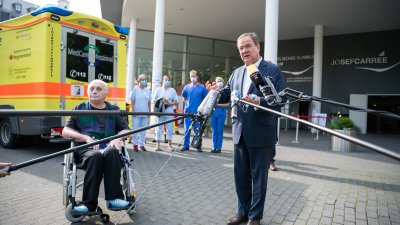 Verabschiedung eines italienischen COVID-19-Patienten anlässlich seiner Rückverlegung von Nordrhein-Westfalen nach Italien