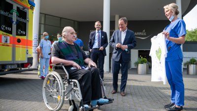Verabschiedung eines italienischen COVID-19-Patienten anlässlich seiner Rückverlegung von Nordrhein-Westfalen nach Italien