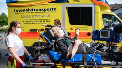 Verabschiedung eines italienischen COVID-19-Patienten anlässlich seiner Rückverlegung von Nordrhein-Westfalen nach Italien