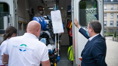 Verabschiedung eines italienischen COVID-19-Patienten anlässlich seiner Rückverlegung von Nordrhein-Westfalen nach Italien