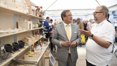 An einem Stand mit Holzarbeiten