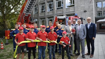 Gruppenfoto mit jungen Helfern