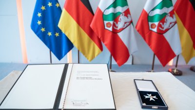 Ministerpräsident Armin Laschet zeichnet 13 Bürgerinnen und Bürger mit dem Verdienstorden des Landes Nordrhein-Westfalen aus