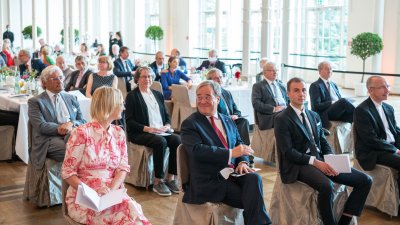 Ministerpräsident Armin Laschet zeichnet 13 Bürgerinnen und Bürger mit dem Verdienstorden des Landes Nordrhein-Westfalen aus