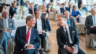 Ministerpräsident Armin Laschet zeichnet 13 Bürgerinnen und Bürger mit dem Verdienstorden des Landes Nordrhein-Westfalen aus