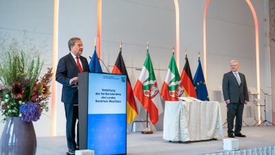Ministerpräsident Armin Laschet zeichnet 13 Bürgerinnen und Bürger mit dem Verdienstorden des Landes Nordrhein-Westfalen aus