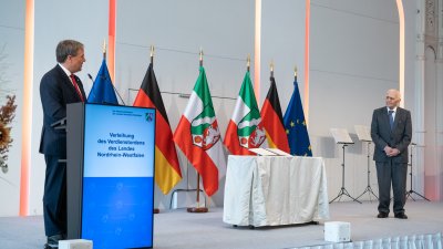 Ministerpräsident Armin Laschet zeichnet 13 Bürgerinnen und Bürger mit dem Verdienstorden des Landes Nordrhein-Westfalen aus