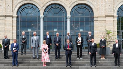 Ministerpräsident Armin Laschet zeichnet 13 Bürgerinnen und Bürger mit dem Verdienstorden des Landes Nordrhein-Westfalen aus