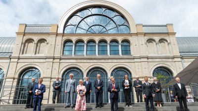 Ministerpräsident Armin Laschet zeichnet 13 Bürgerinnen und Bürger mit dem Verdienstorden des Landes Nordrhein-Westfalen aus