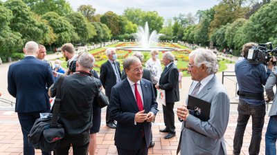 Ministerpräsident Armin Laschet zeichnet 13 Bürgerinnen und Bürger mit dem Verdienstorden des Landes Nordrhein-Westfalen aus