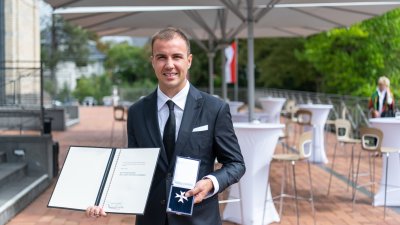Ministerpräsident Armin Laschet zeichnet 13 Bürgerinnen und Bürger mit dem Verdienstorden des Landes Nordrhein-Westfalen aus