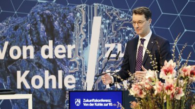 MP Wüst während seiner Rede auf der Bühne