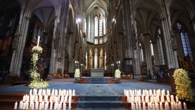 Kerzen auf den Stufen zum Altar