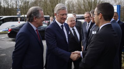​Seine Majestät Philippe, König der Belgier, mit Arbeitsminister Guntram Schneider beim Besuch der Firma Rheinklak