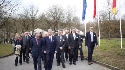 ​Seine Majestät Philippe, König der Belgier, mit Arbeitsminister Guntram Schneider beim Besuch der Firma Rheinklak
