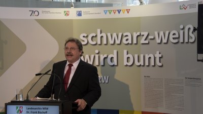 Eröffnung der Wanderausstellung „schwarz-weiß wird bunt - 70 Jahre NRW"