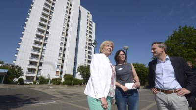 Ministerpräsidentin Hannelore Kraft und Thomas Geisel stehen vor einem großen, weißen Haus