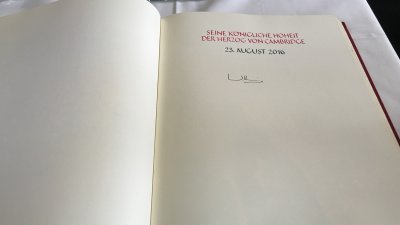 Prinz William schrieb in das Gästebuch "William"
