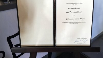 Verleihung des Fahnenbandes des Landes Nordrhein-Westfalen an die 20th Armoured Infantry Brigade