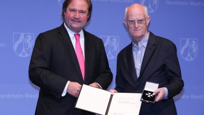Minister der Finanzen, Lutz Lienenkämper, überreicht den Verdienstorden des Landes Nordrhein-Westfalen