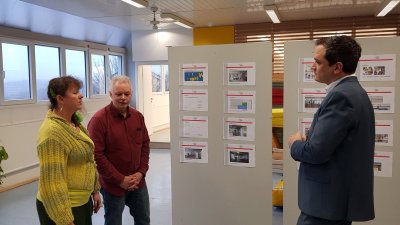 Staatssekretärin Andrea Milz stehend im Gespräch mit Mitgliedern von Artistik Jumpers.