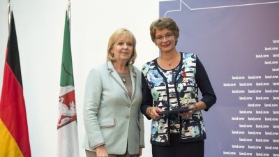 Ministerpräsidentin Hannelore Kraft überreicht Bundesverdienstorden an 16 Bürgerinnen und Bürger aus Nordrhein-Westfalen