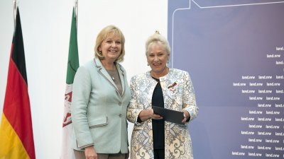 Ministerpräsidentin Hannelore Kraft überreicht Bundesverdienstorden an 16 Bürgerinnen und Bürger aus Nordrhein-Westfalen