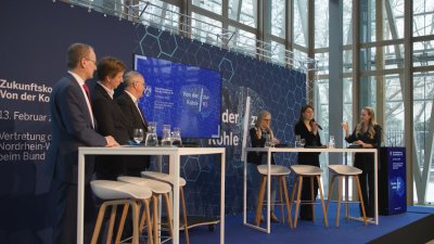 Podiumsdiskussion auf der Bühne