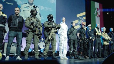 Vorschaubild mit Polizisten auf der Bühne