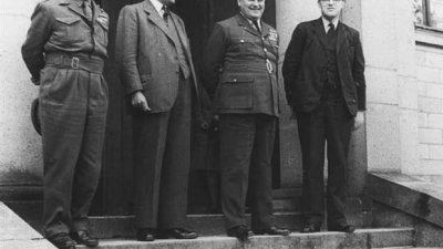 Das Bild zeigt die Spitzen der damaligen britischen Militärregierung