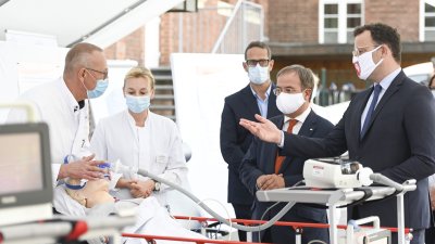 Ministerpräsident Armin Laschet und Bundesgesundheitsminister Jens Spahn besuchen das Bethanien-Krankenhaus in Moers