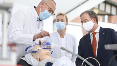 Ministerpräsident Armin Laschet und Bundesgesundheitsminister Jens Spahn besuchen das Bethanien-Krankenhaus in Moers