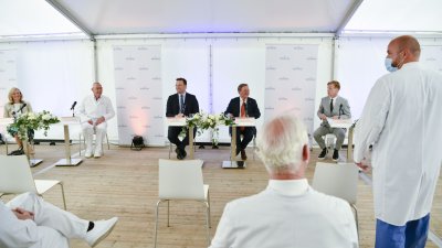 Ministerpräsident Armin Laschet und Bundesgesundheitsminister Jens Spahn besuchen das Bethanien-Krankenhaus in Moers