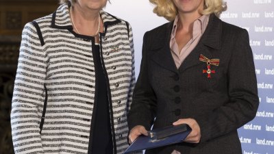 Ministerpräsidentin Kraft überreicht Bettina Landgrafe den Bundesverdienstorden.