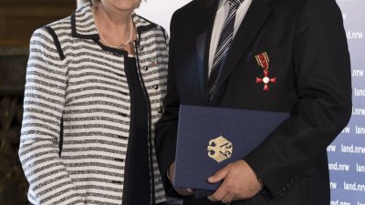 Ministerpräsidentin Kraft überreicht Ludwig Ladzinski den Bundesverdienstorden.