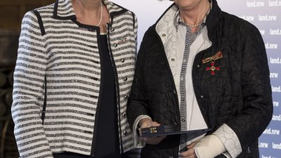 Ministerpräsidentin Kraft überreicht den Bundesverdienstorden an Evamarie Bott